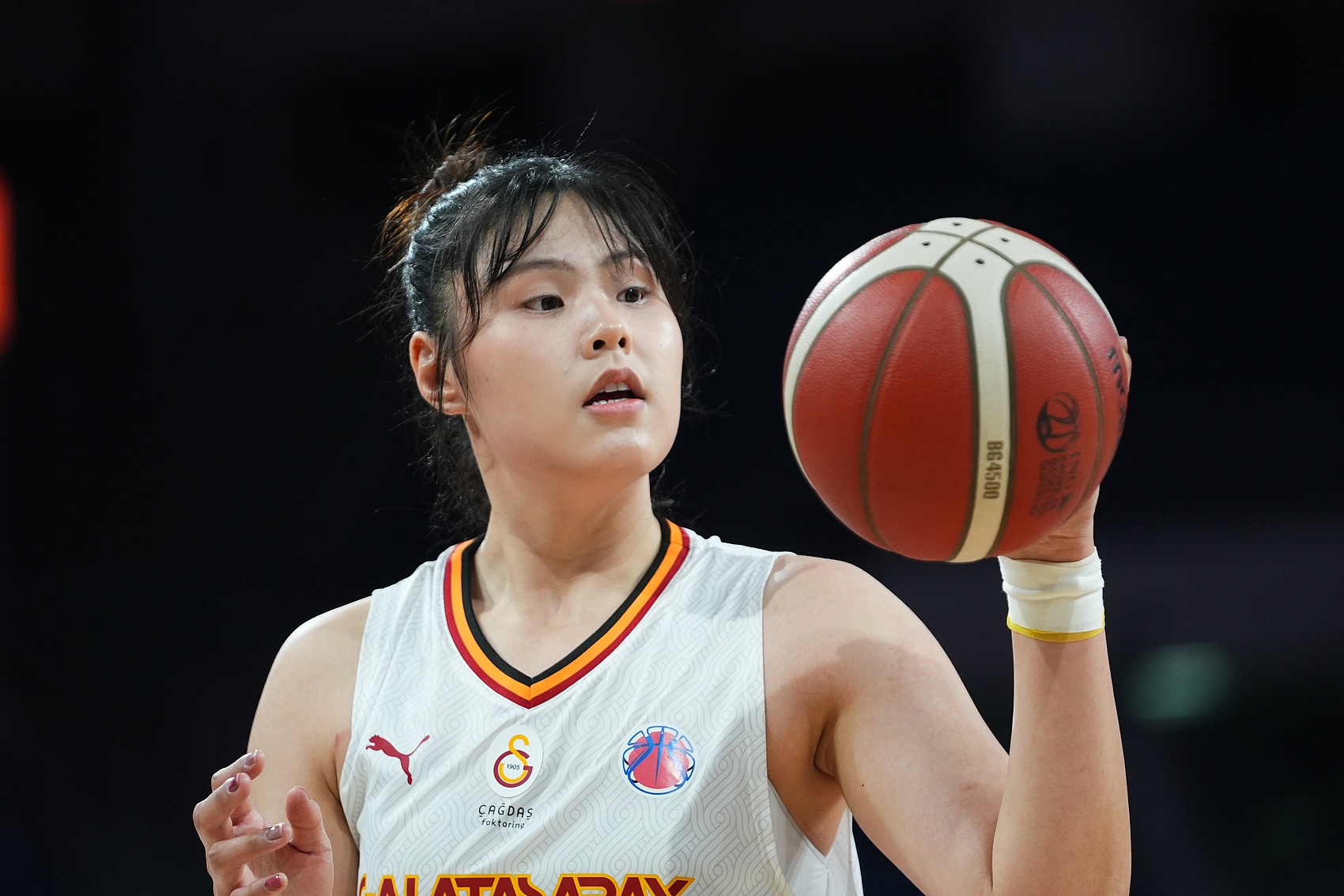 穩(wěn)定高效！李月汝9中6得到18分10板1助2斷1帽 罰球6中6